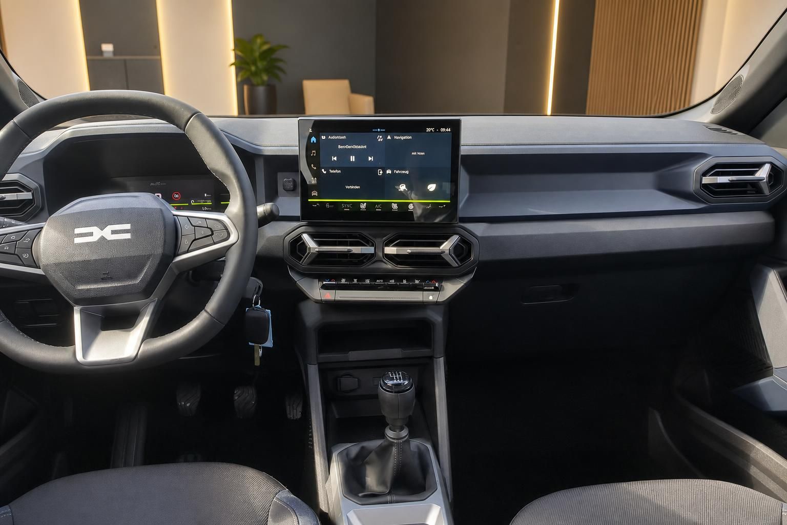Dacia Cockpit mit Lenkrad, Touchscreen und Schaltknauf im Detail