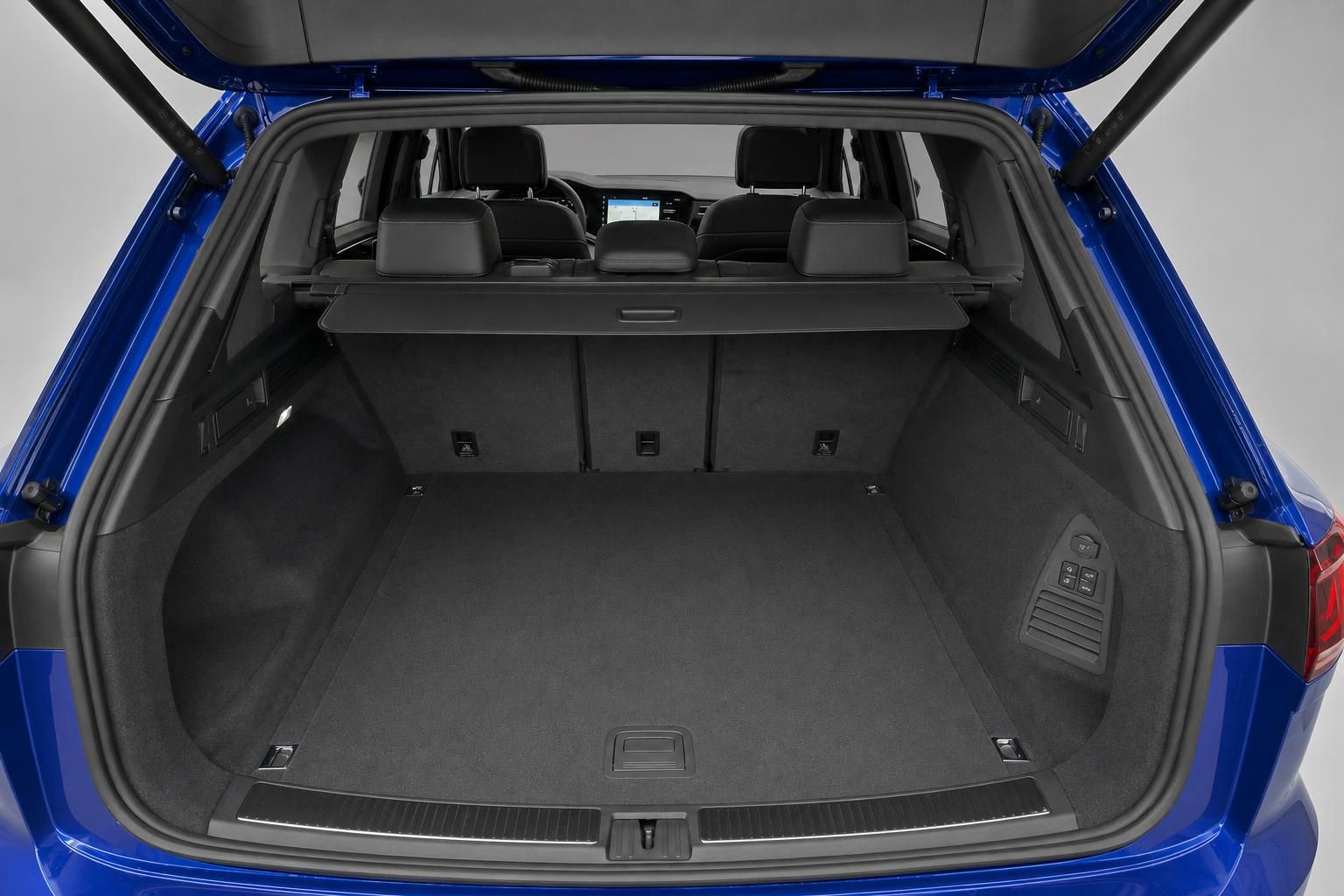 Kofferraum VW Touareg R mit geoeffneter Heckklappe, leer