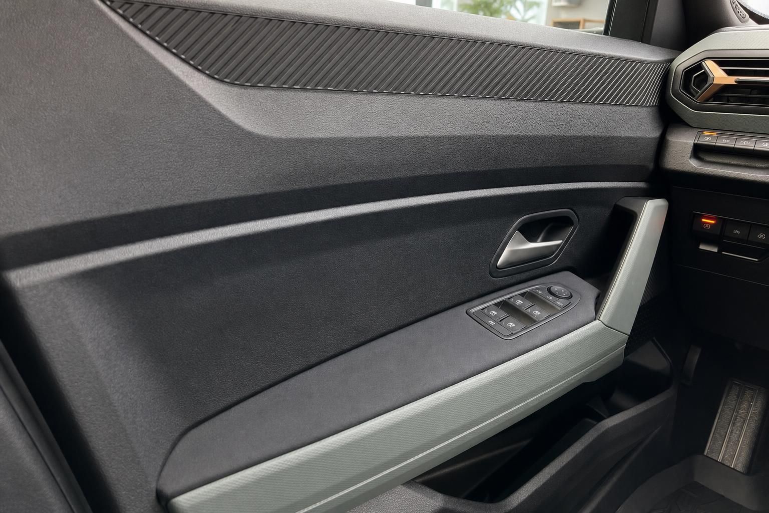 Fahrzeug Türverkleidung mit Fensterheber-Bedienung und Carbonoptik-Dekor