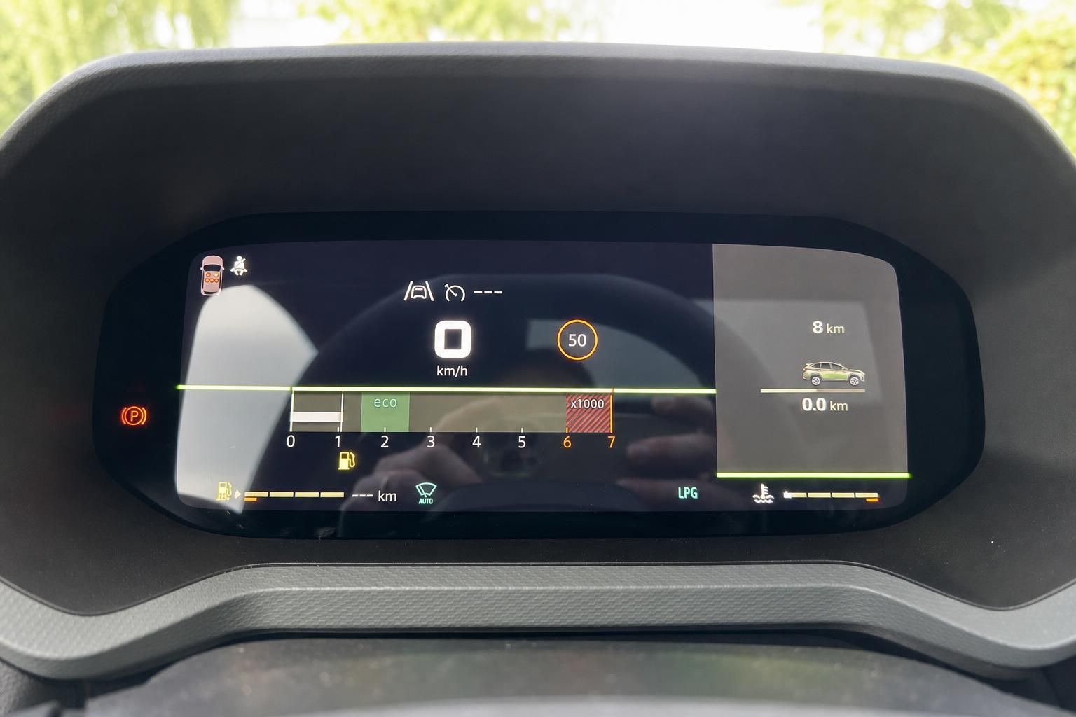 Digitales Kombiinstrument mit Geschwindigkeitsanzeige und Fahrzeugdisplay im Auto-Cockpit