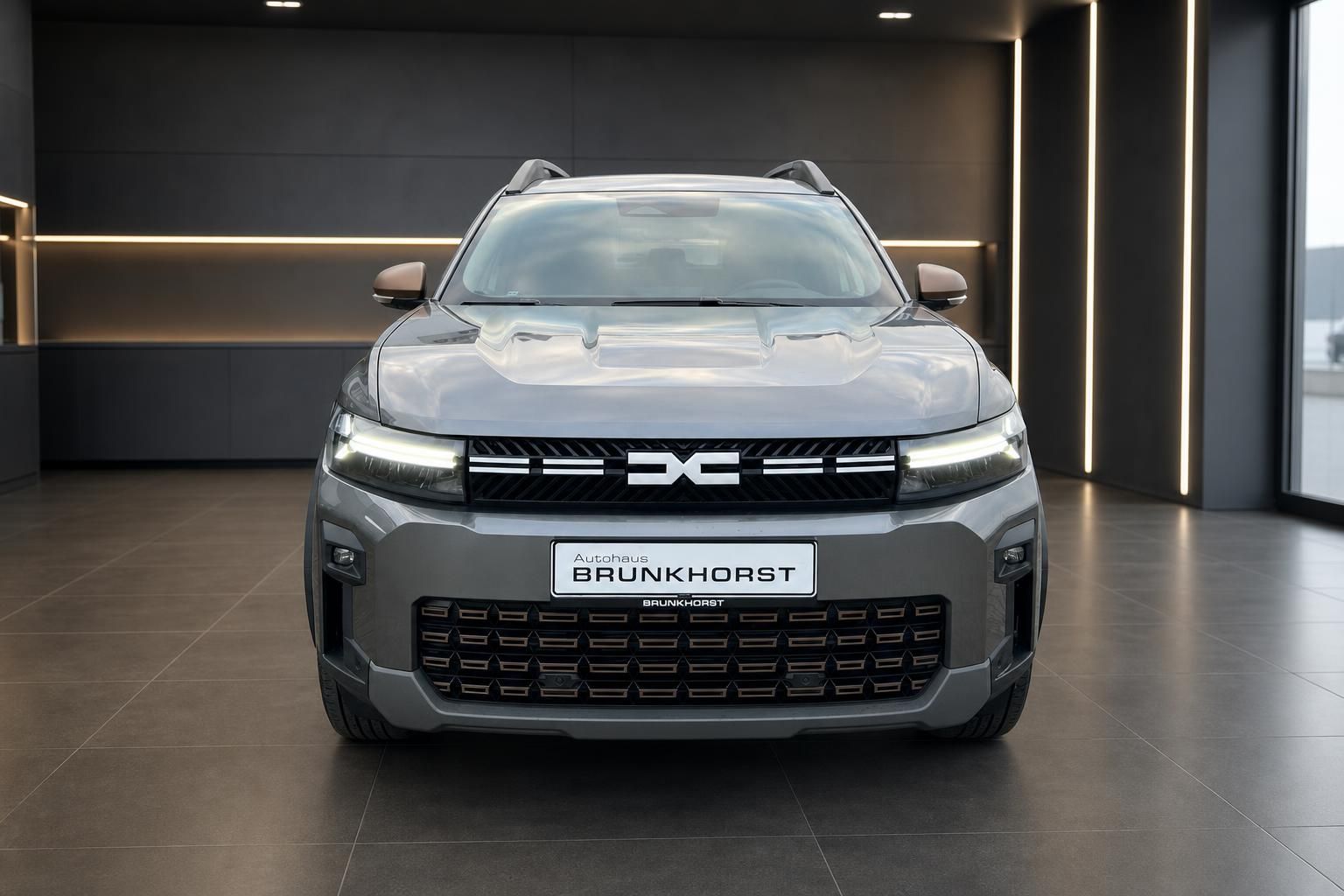 Dacia SUV Frontansicht in grau bei Autohaus Brunkhorst - markantes LED-Design