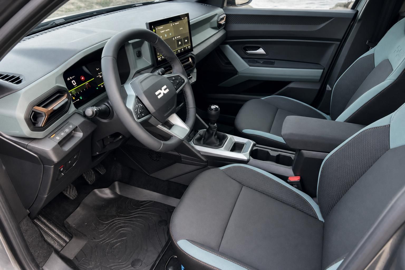 Dacia Fahrersitz und Innenraum - sportliche Sitze mit blauen Akzenten und modernem Design