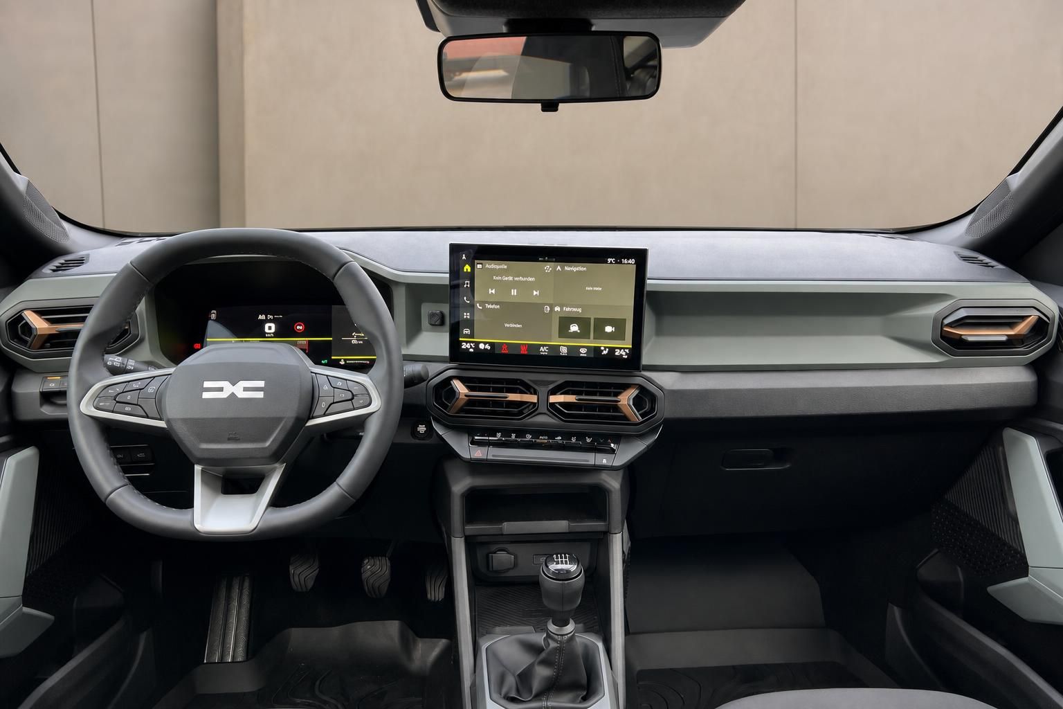 Dacia Innenraum Cockpit - digitales Display und moderne Ausstattung mit Schaltgetriebe