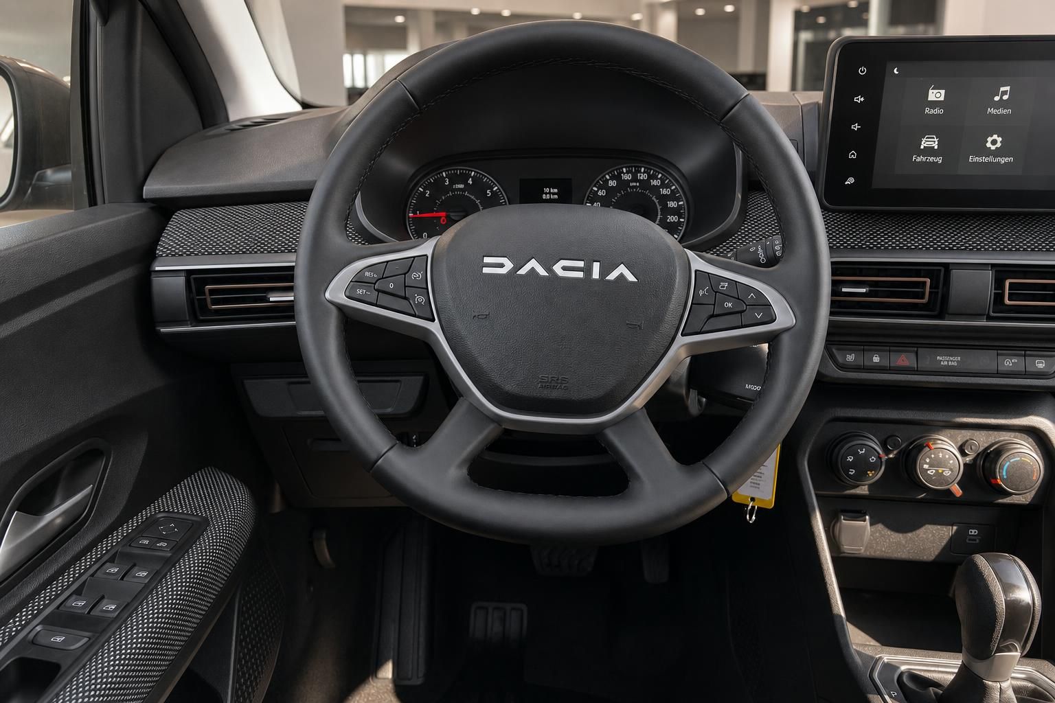 Dacia Innenraum mit Lenkrad, Armaturenbrett und Touchscreen-Display