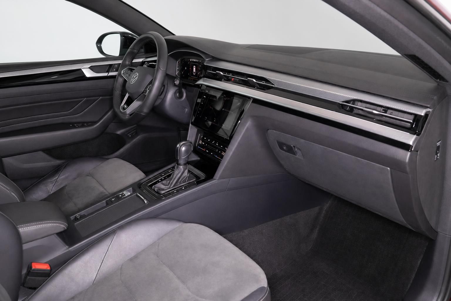 VW Arteon Beifahrerseite mit Armaturenbrett und Touchscreen