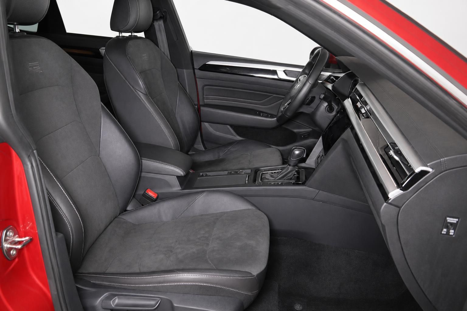 VW Arteon R-Line Vordersitze mit Alcantara und Lederbezug