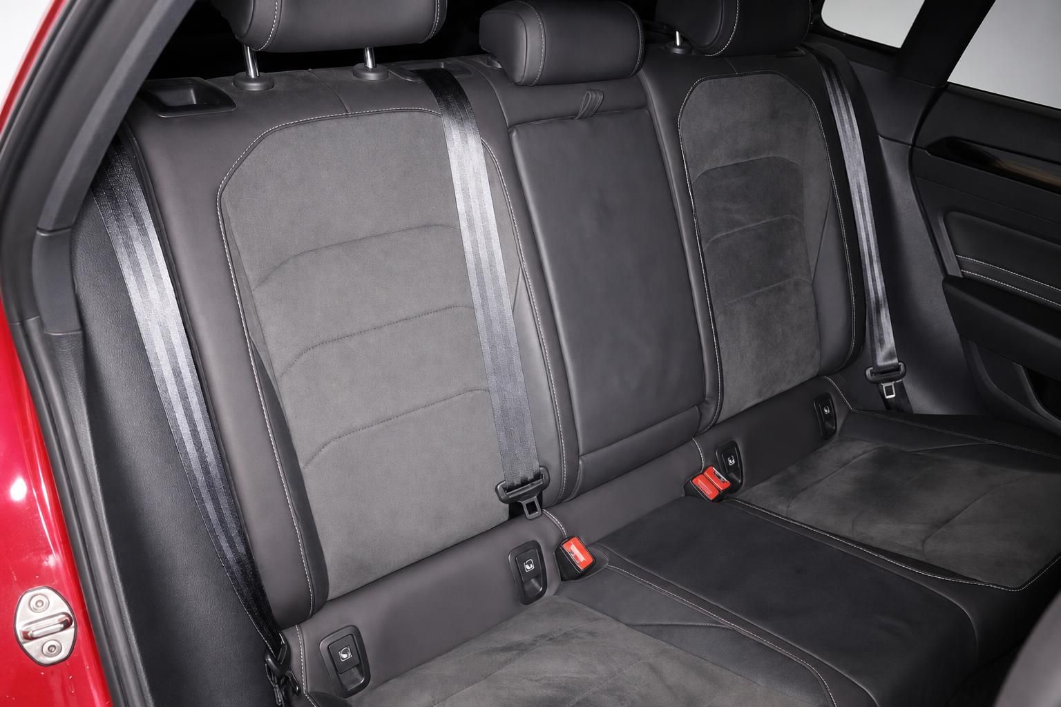 Detailansicht der Rücksitze mit Sicherheitsgurten im Fahrzeug