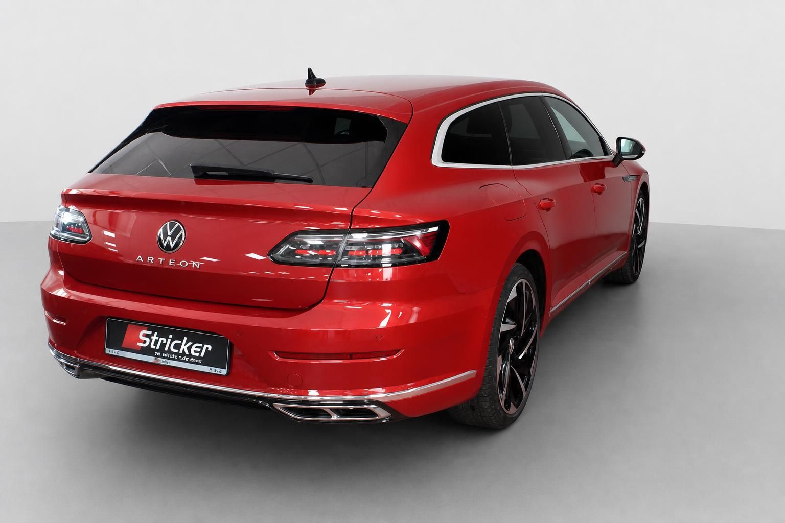 VW Arteon Shooting Brake Rot, Heckansicht mit Kofferraum und Ruecklichtern