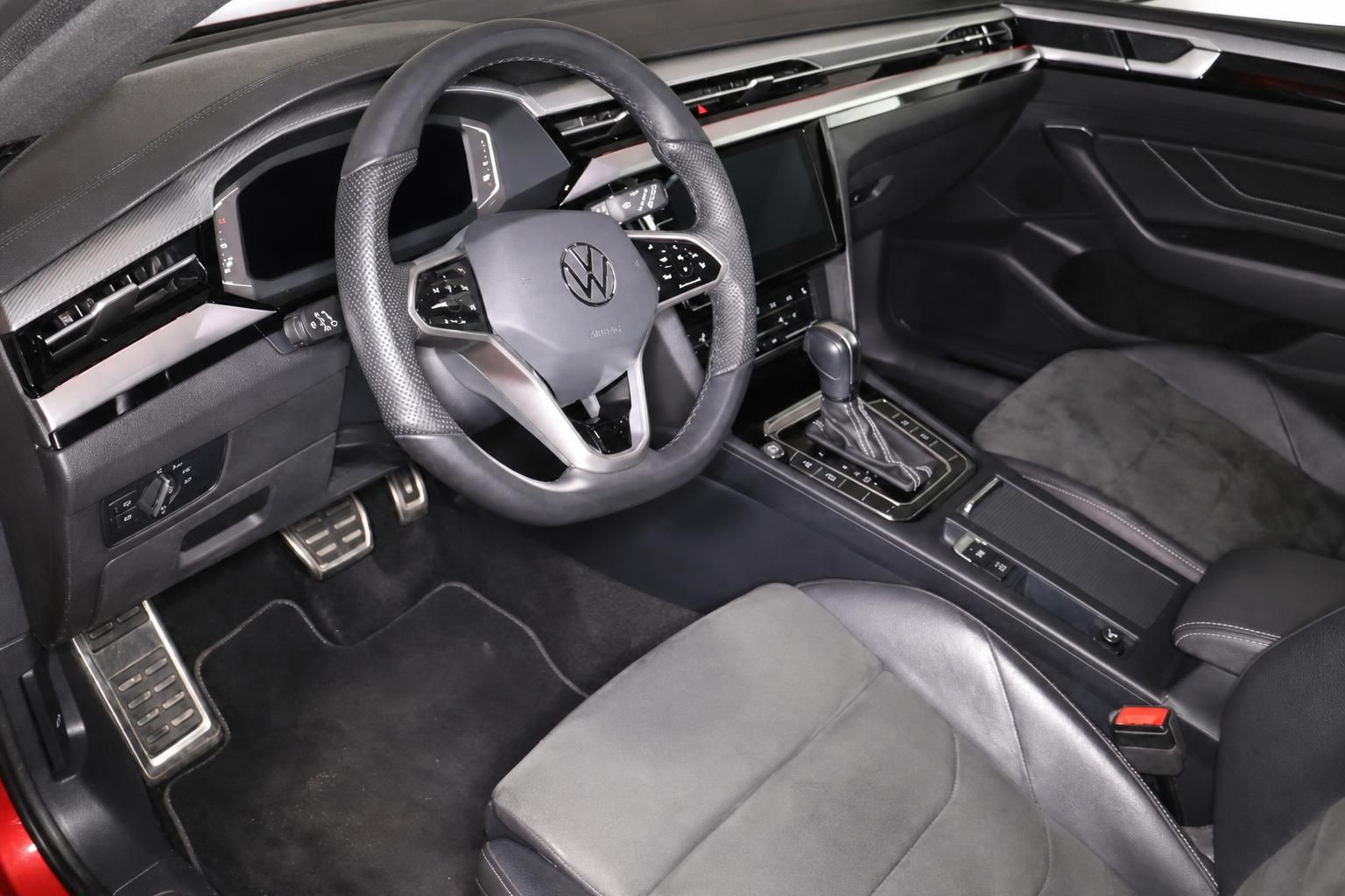 VW Arteon Innenraum mit Lederlenkrad und Cockpit im Detail