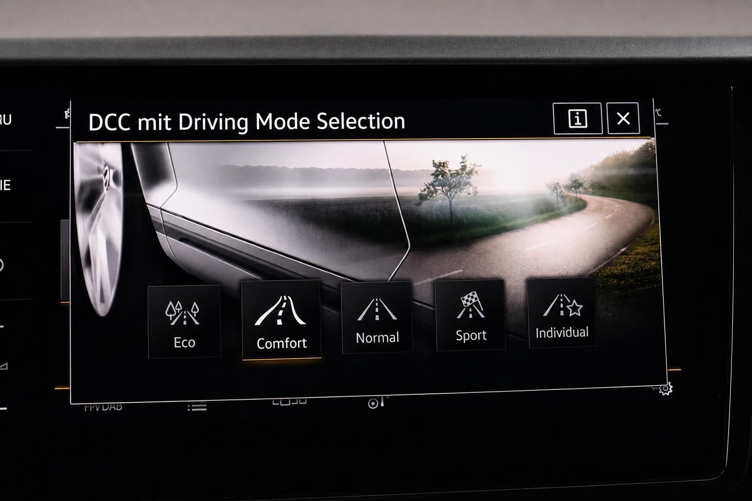 Infotainment Bildschirm VW mit Fahrmodusauswahl DCC Anzeige