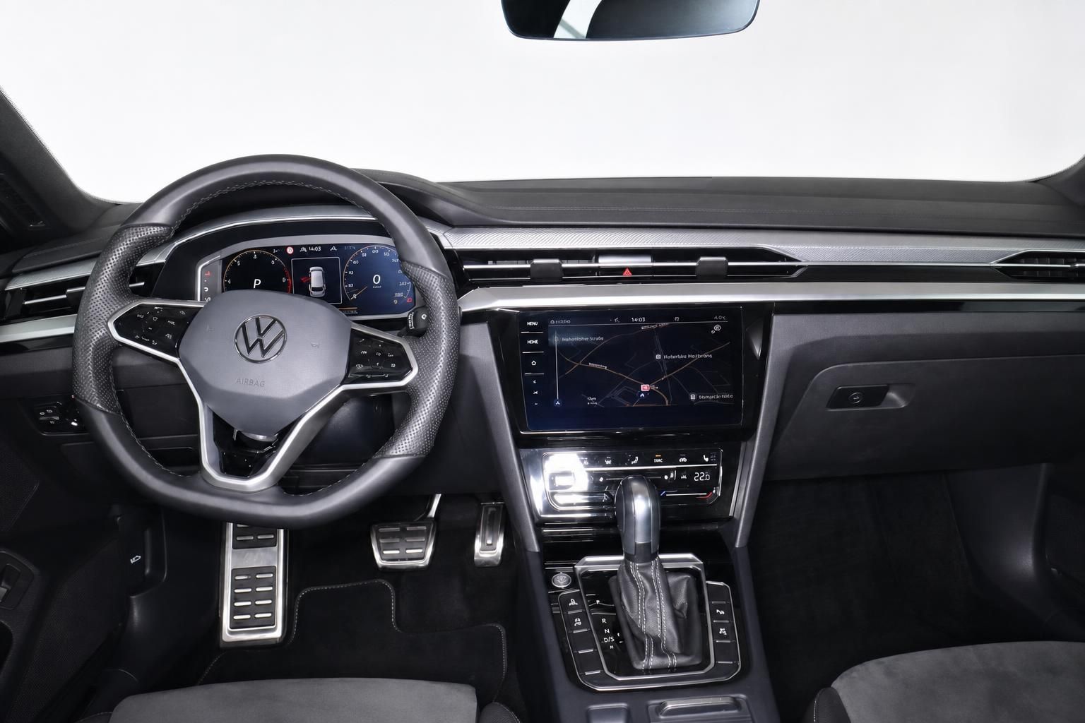 VW Arteon Cockpit mit digitalem Tacho und Lederlenkrad