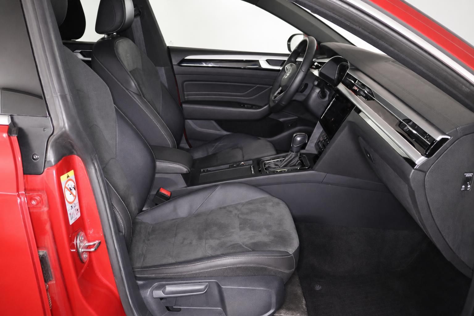 VW Arteon Innenraum mit schwarzen Sportsitzen und Armaturenbrett