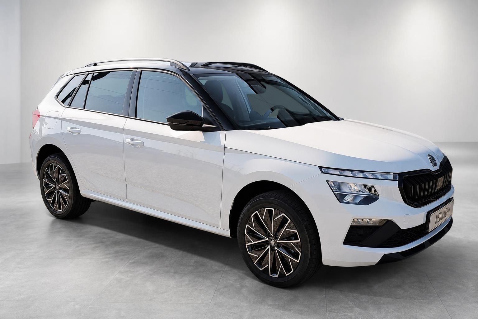 Skoda Kamiq weiß, Neuwagen, Seitenansicht schräg vorne im Studio