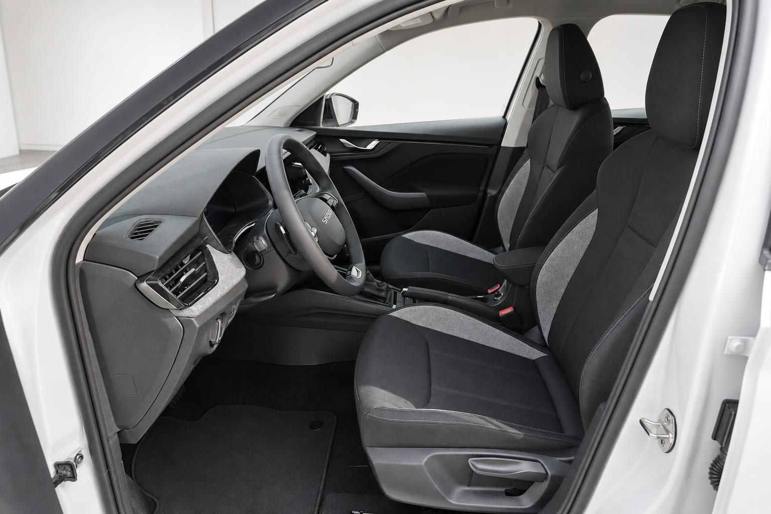 Skoda Innenraum mit schwarzen Sportsitzen und Cockpit, Frontansicht