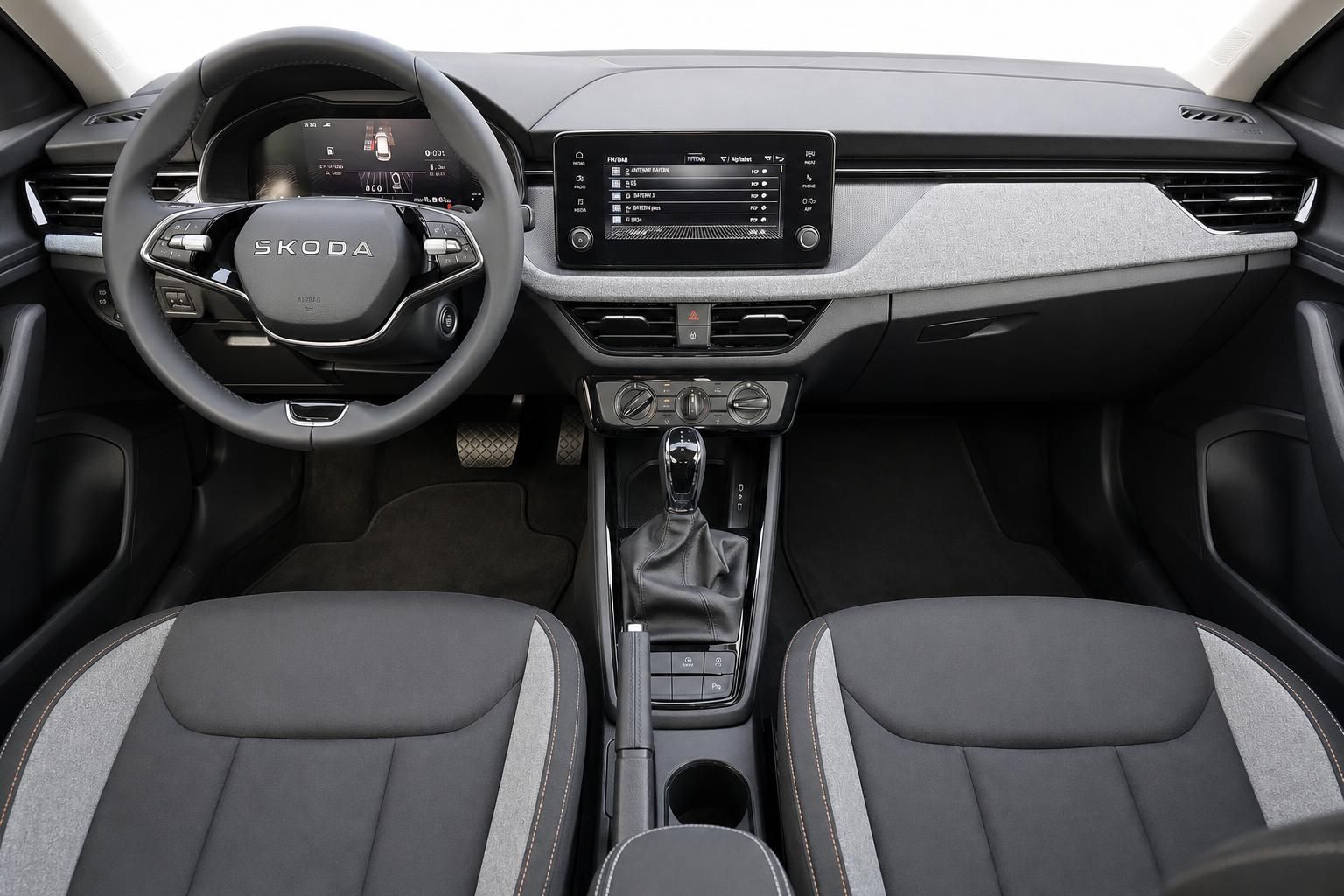 Skoda Cockpit mit Lenkrad, Touchscreen und Schaltung im Detail