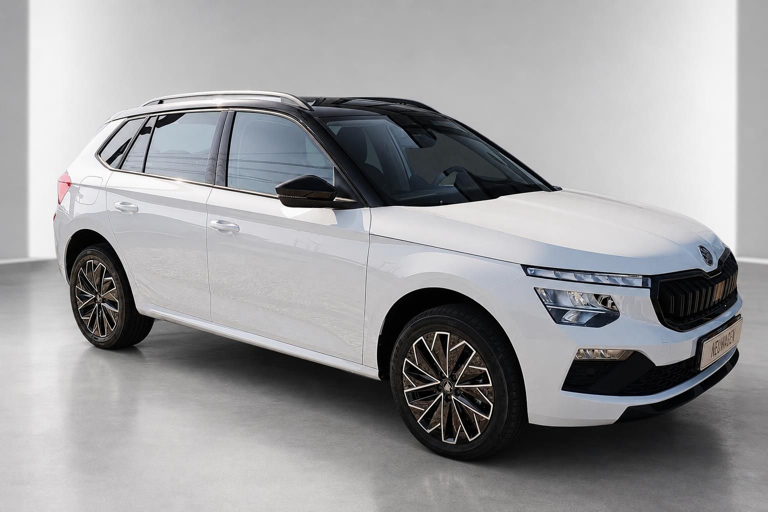 Skoda Kamiq weiß Seitenansicht vorne Neuwagen Studio