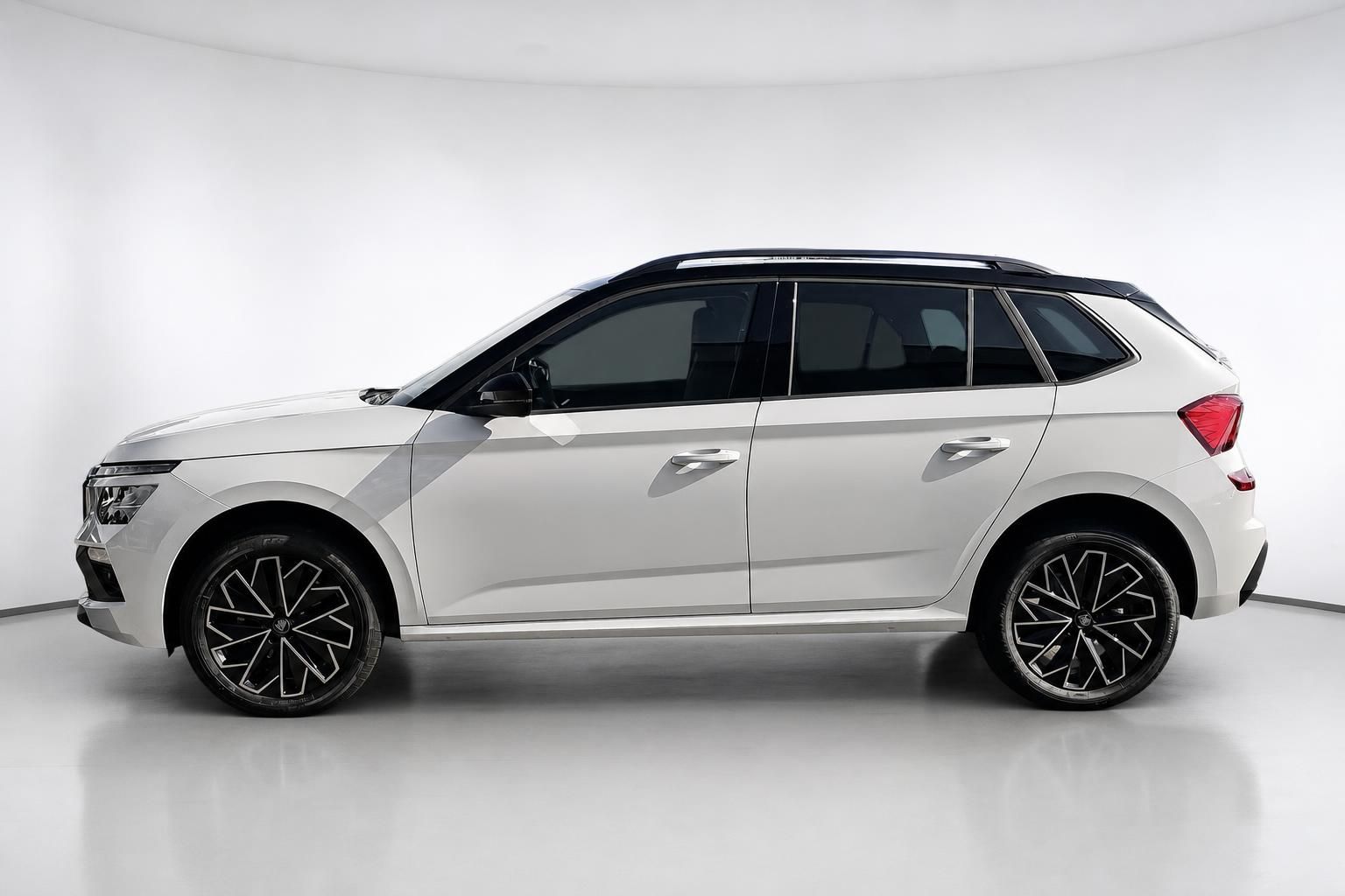 Skoda Kamiq weiß Seitenansicht Profil Neuwagen Studio