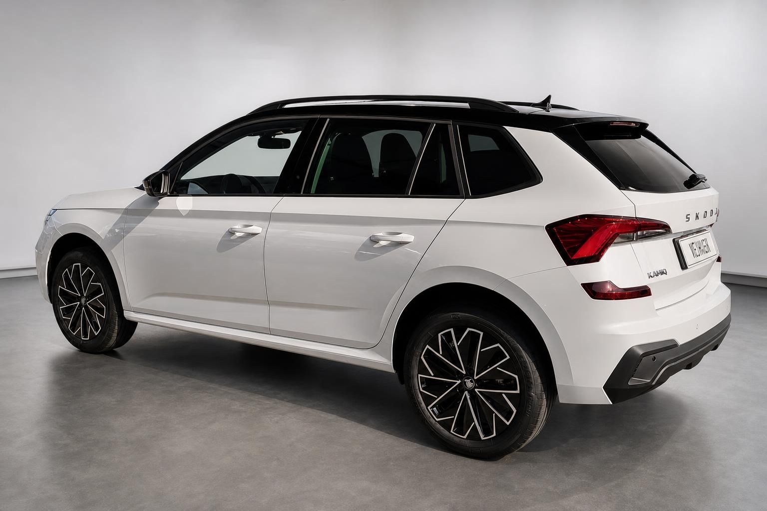 Skoda Kamiq weiß Heckansicht seitlich Neuwagen Studio