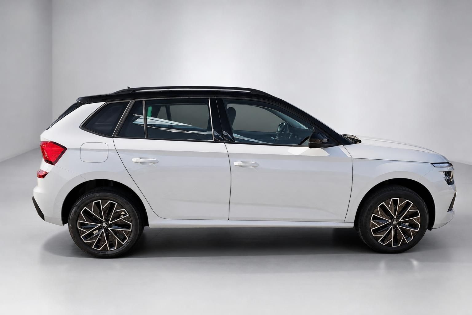 Skoda Kamiq weiss Seitenansicht SUV mit Panoramadach