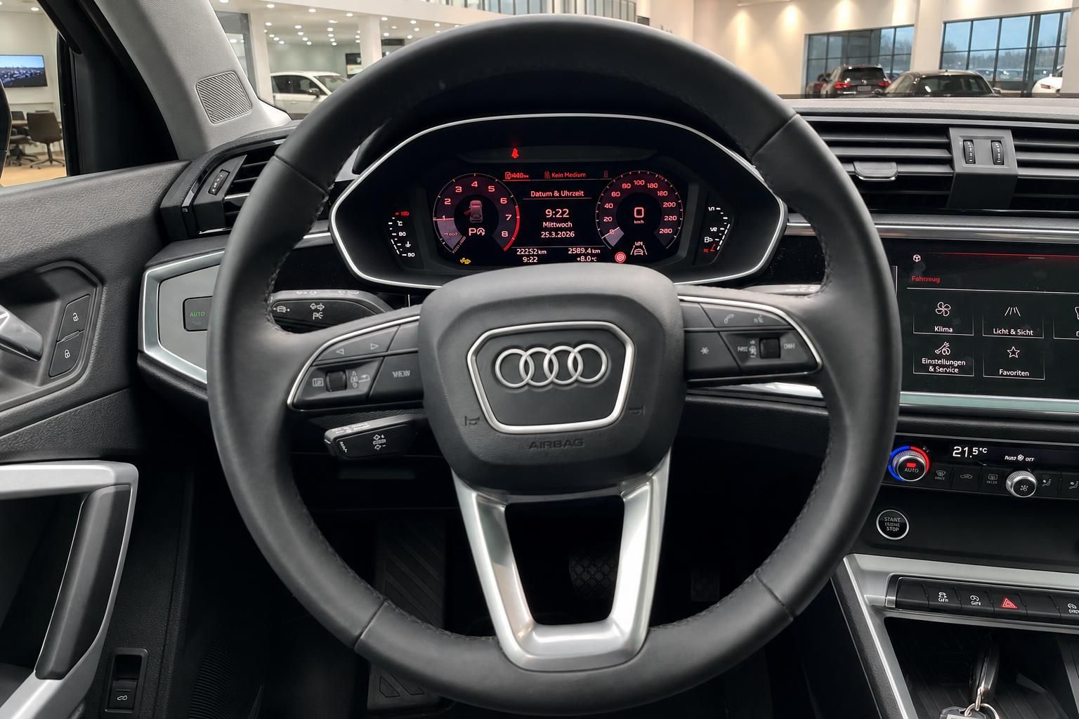 Audi Q3 Lenkrad und Kombiinstrument im Detail