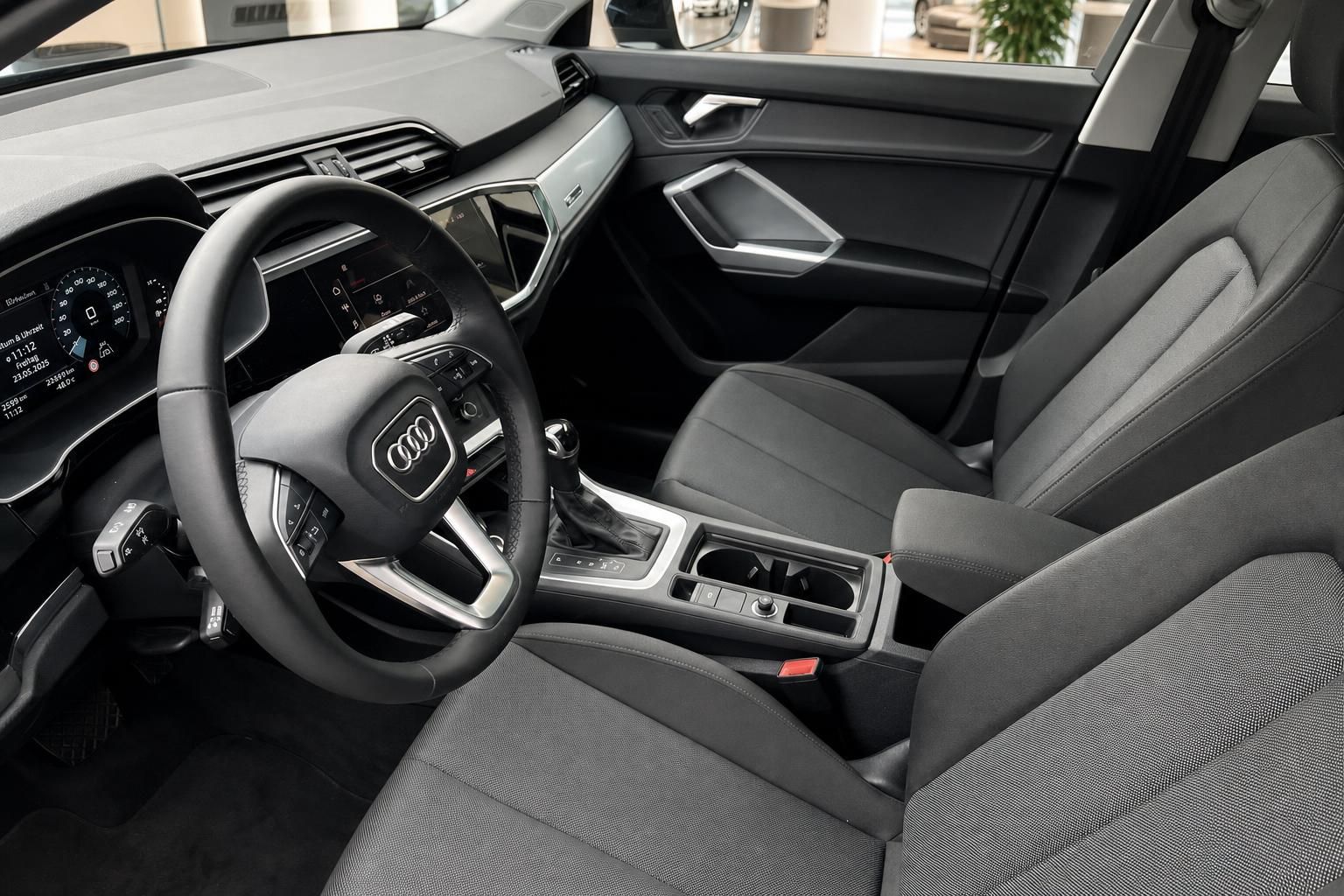 Audi Cockpit Innenraum mit Lenkrad, Sitzen und Mittelkonsole