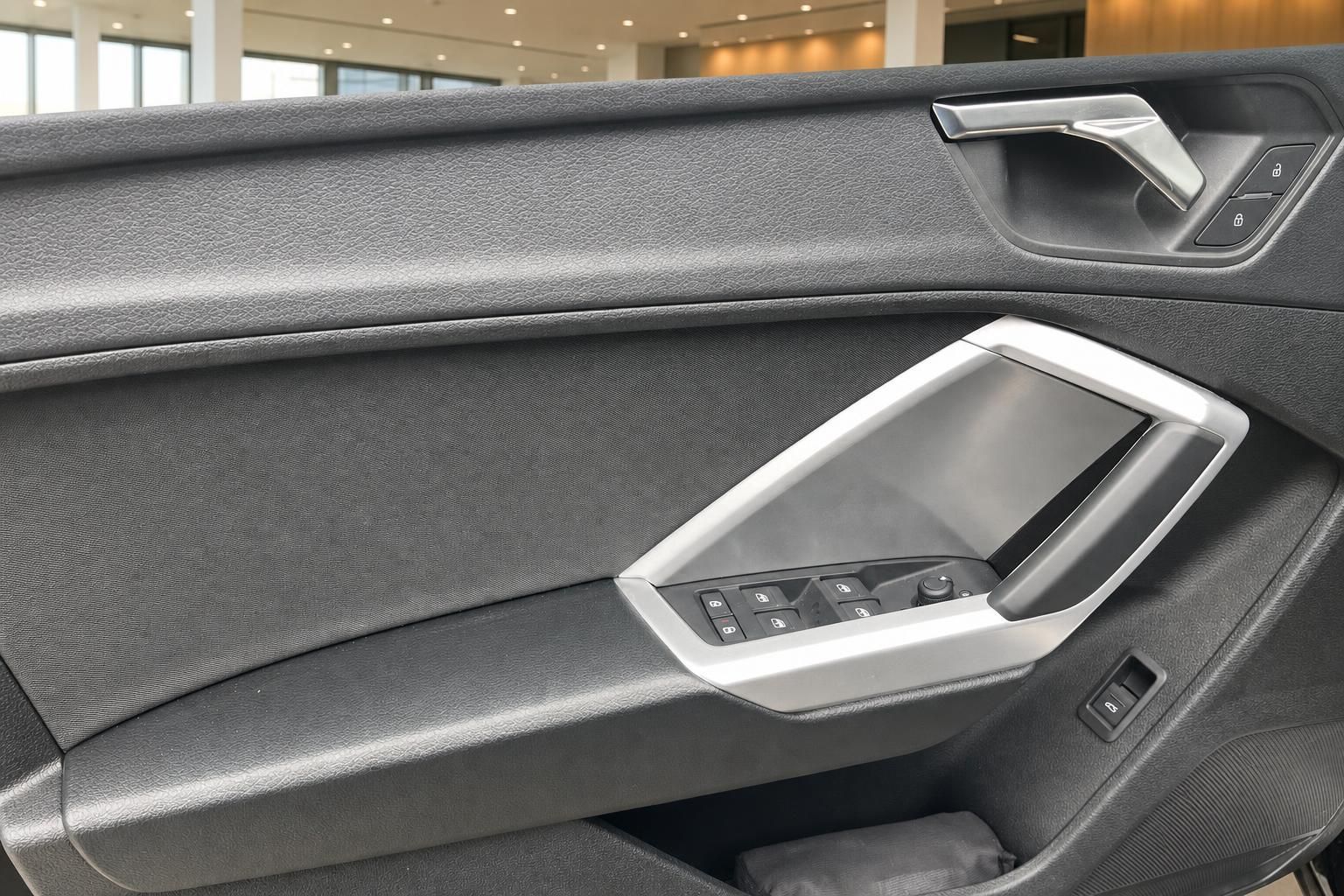 Audi Innenraum Türverkleidung mit Fensterheber-Bedienung und Türgriff