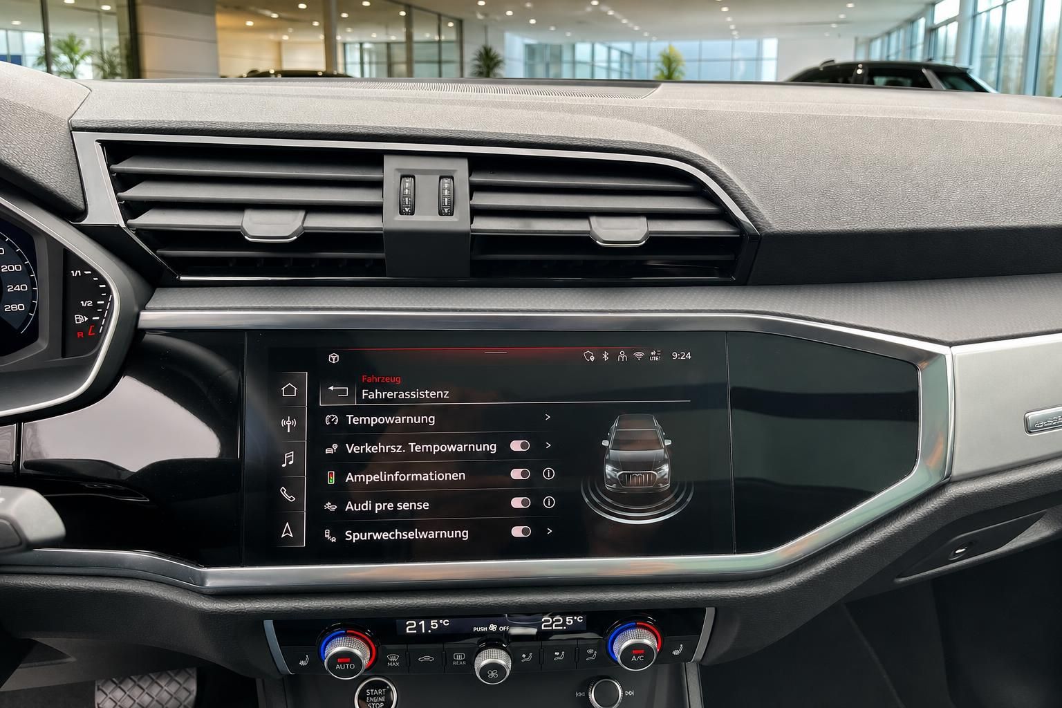 Audi Cockpit Mittelbildschirm mit Fahrerassistenz-Menü und Klimabedienung