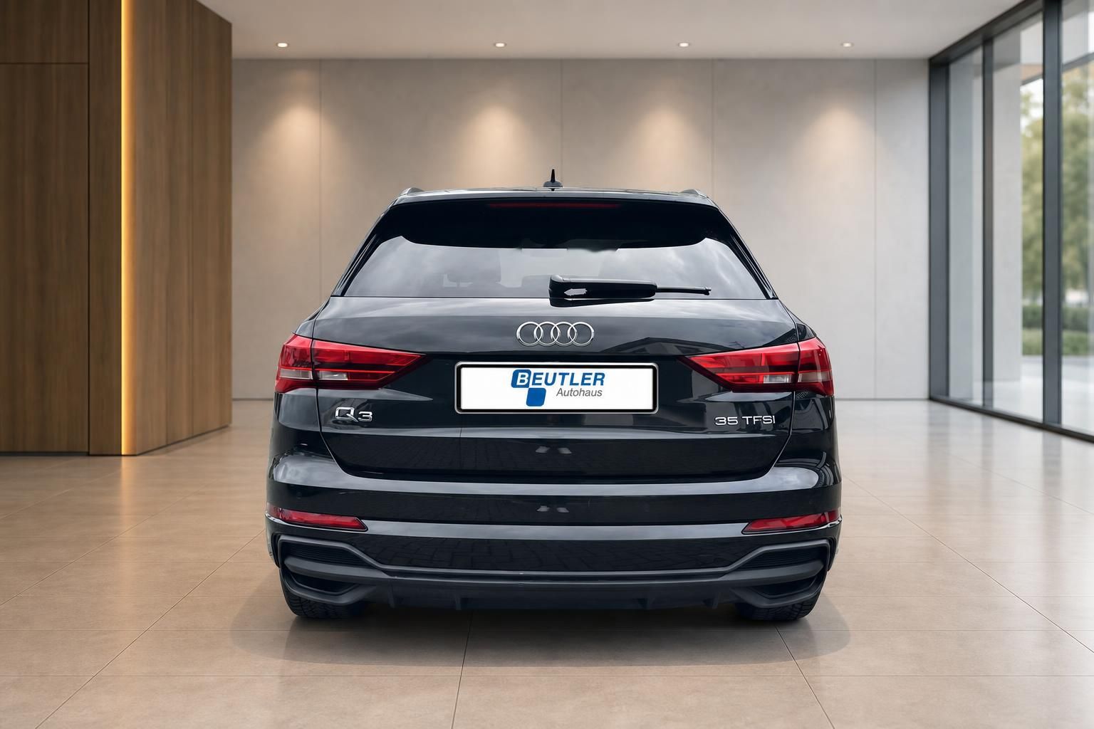 Audi Q3 35 TFSI schwarz Heckansicht in Showroom