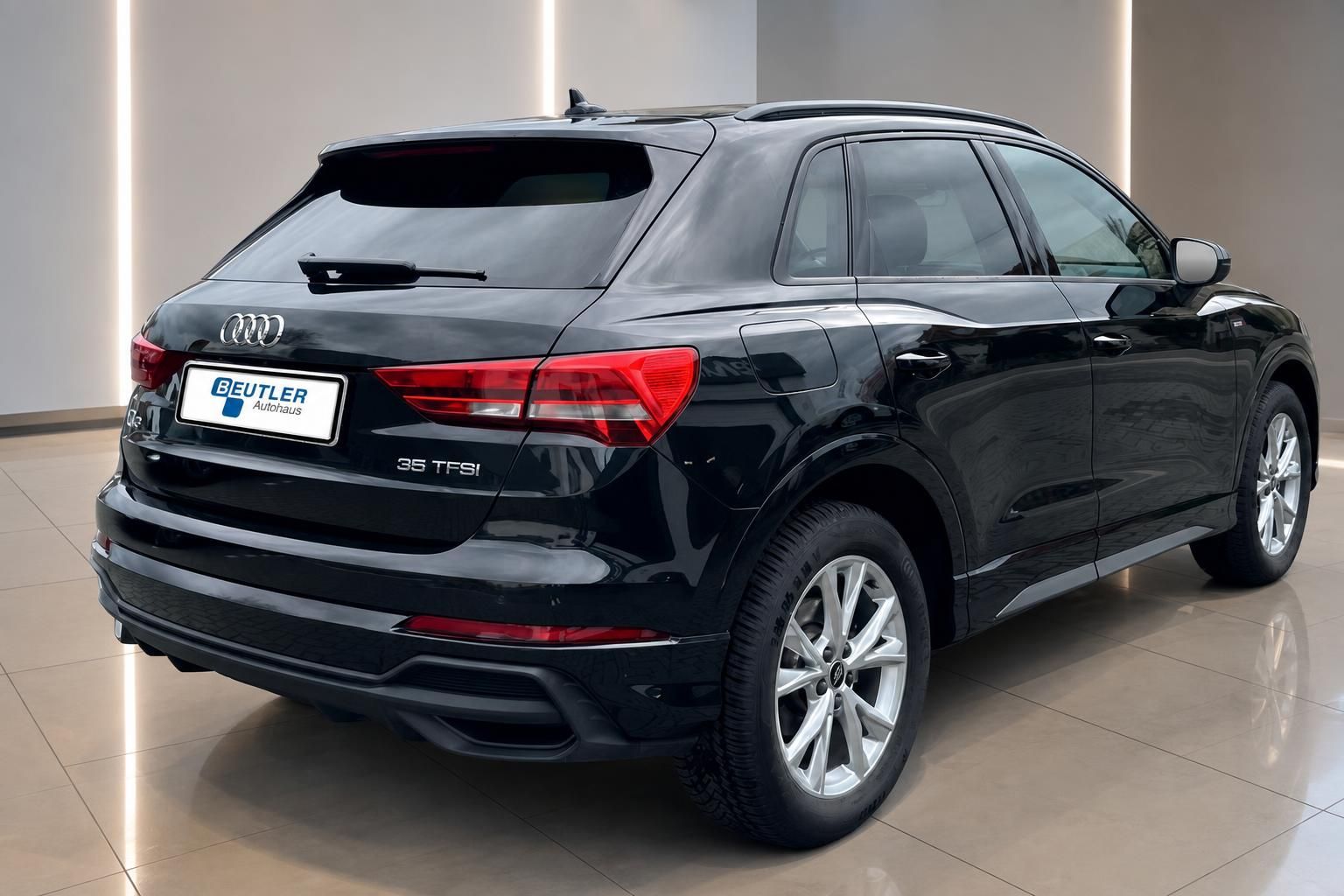 Audi Q3 35 TFSI schwarz Heck-Seitenansicht Showroom