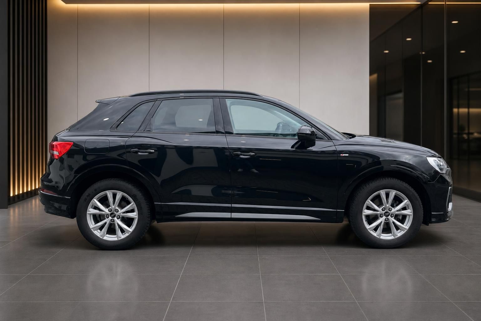 Audi Q3 schwarz Seitenansicht im Autohaus