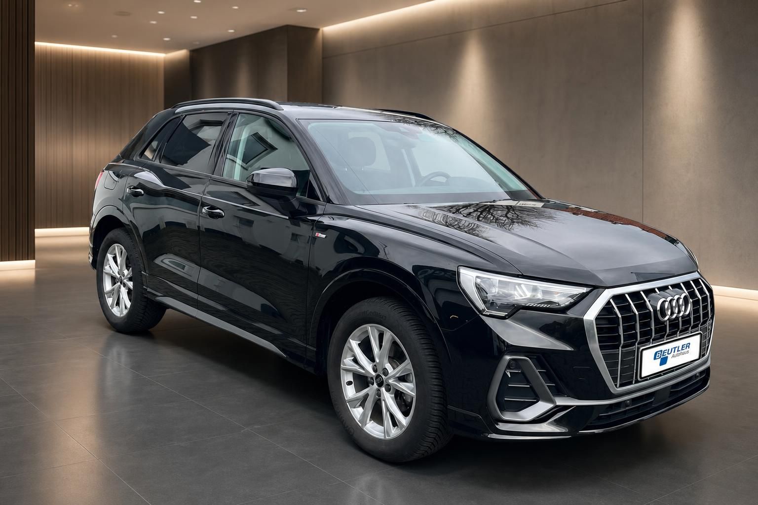 Audi Q3 schwarz Frontansicht schraeg beim Haendler