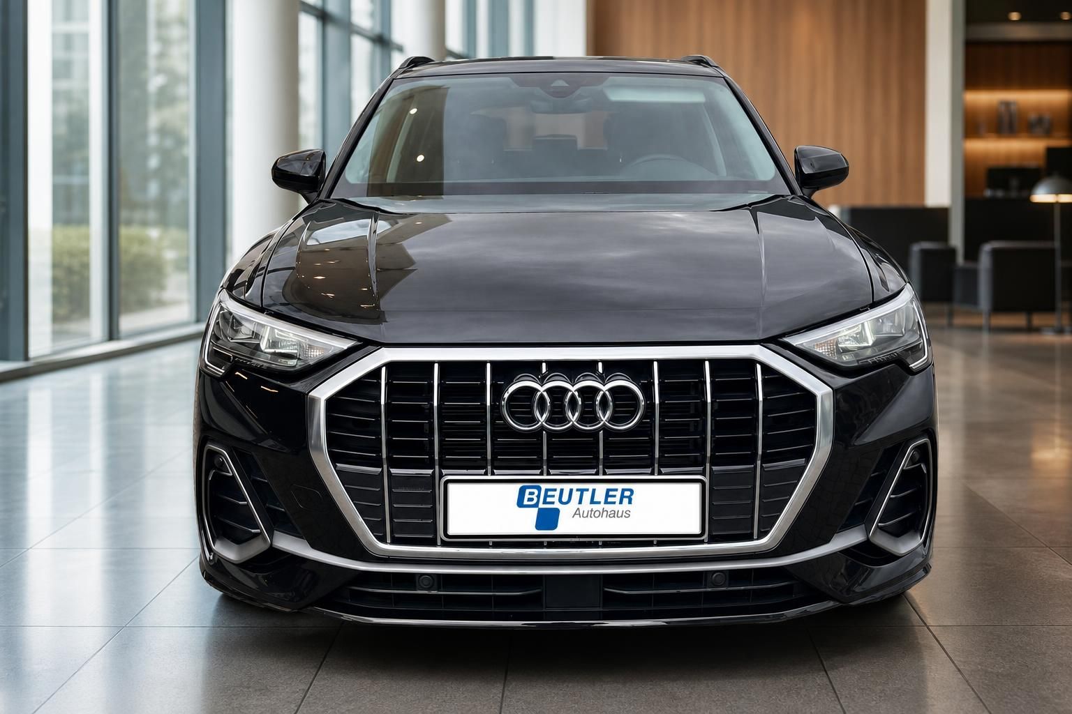 Audi Q3 schwarz Frontansicht mit Kuehlergrill