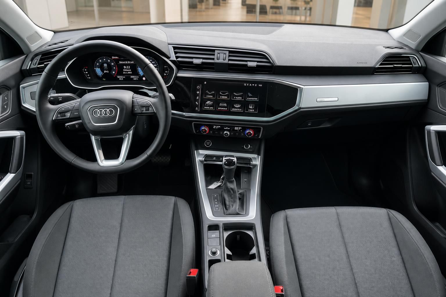 Audi Q3 Innenraum Cockpit und Armaturenbrett