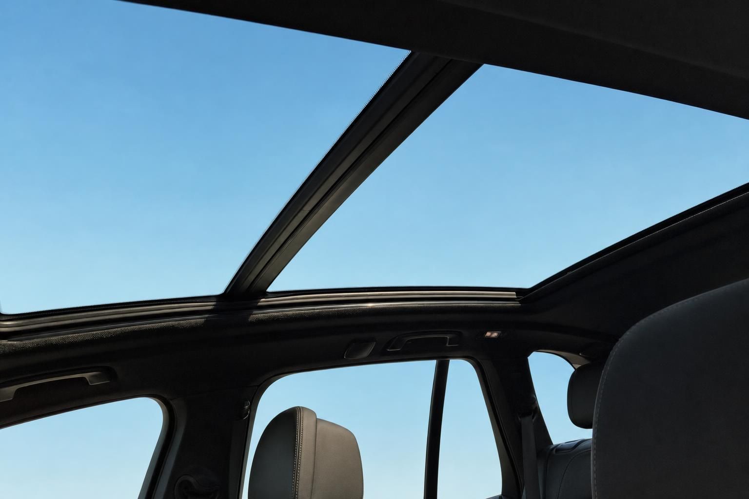 Panorama-Schiebedach geöffnet mit Blick auf blauen Himmel im Auto