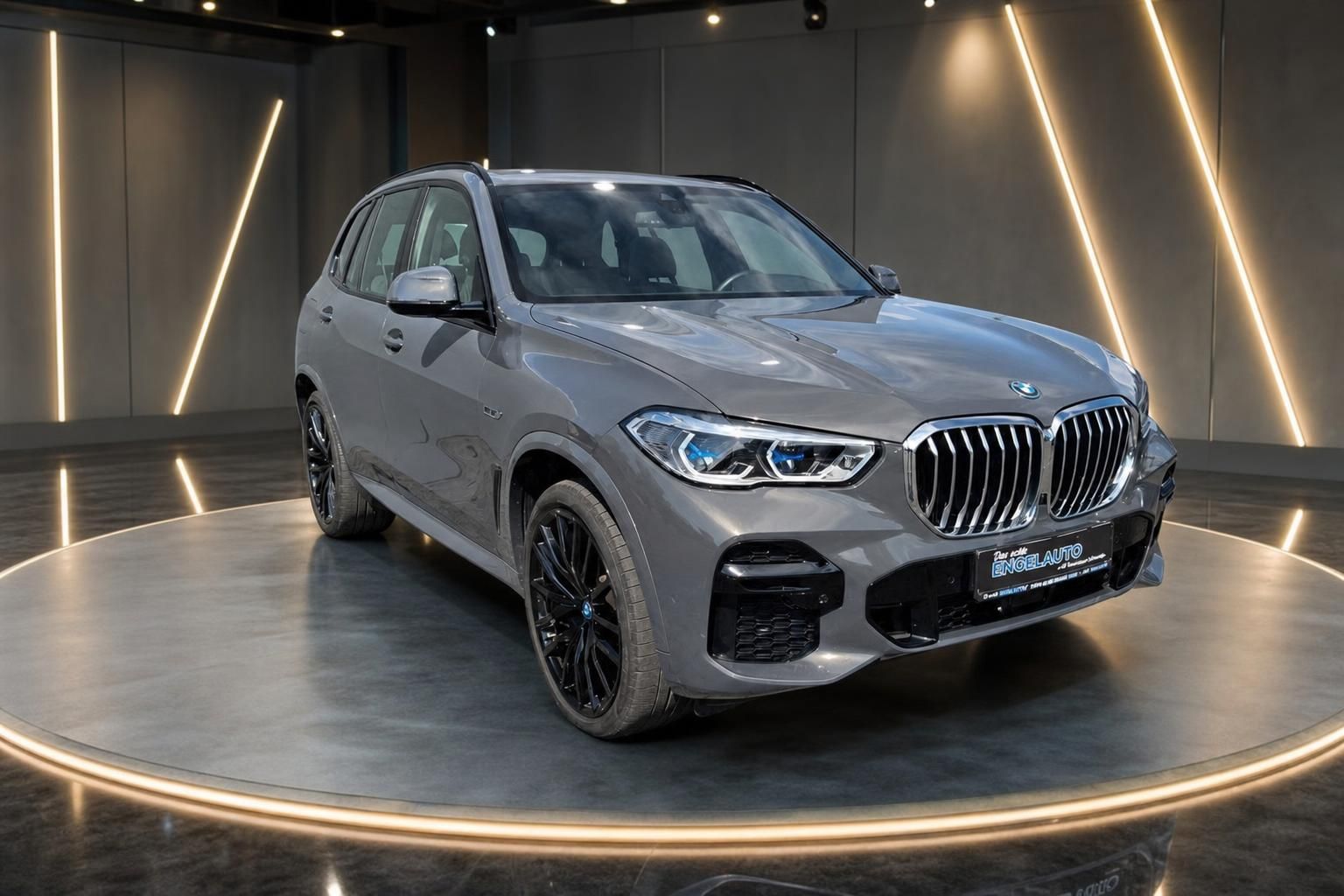BMW X5 in Grau, Frontansicht schräg auf Drehteller im Autohaus