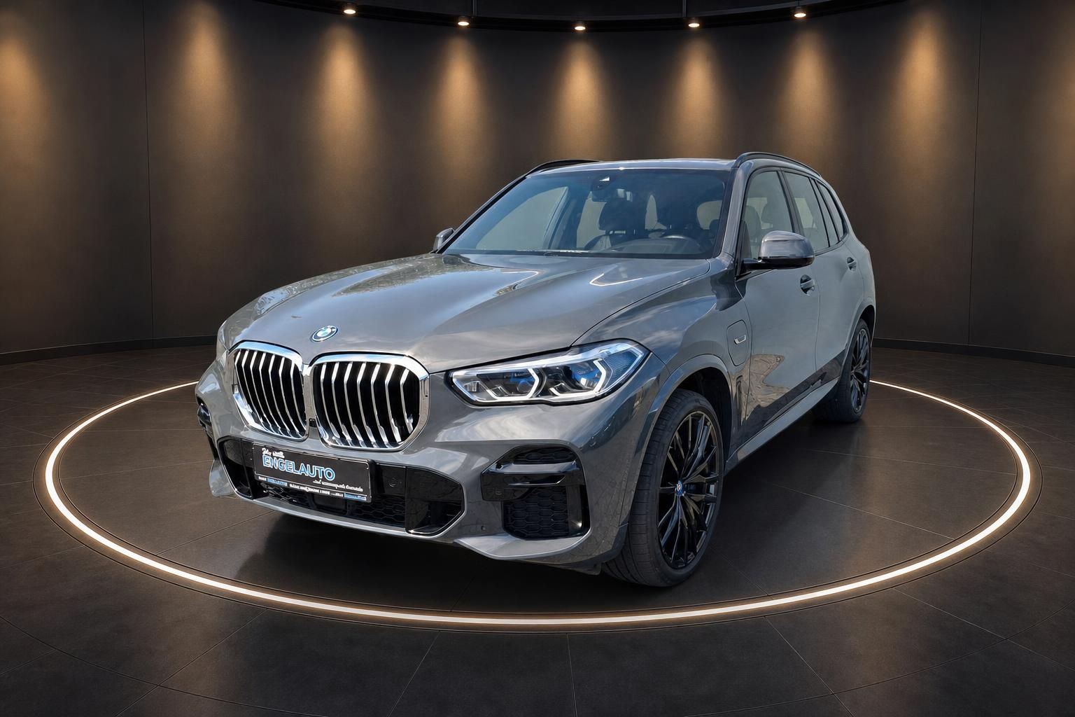 BMW X5 grau, Frontansicht schräg auf Präsentationsfläche