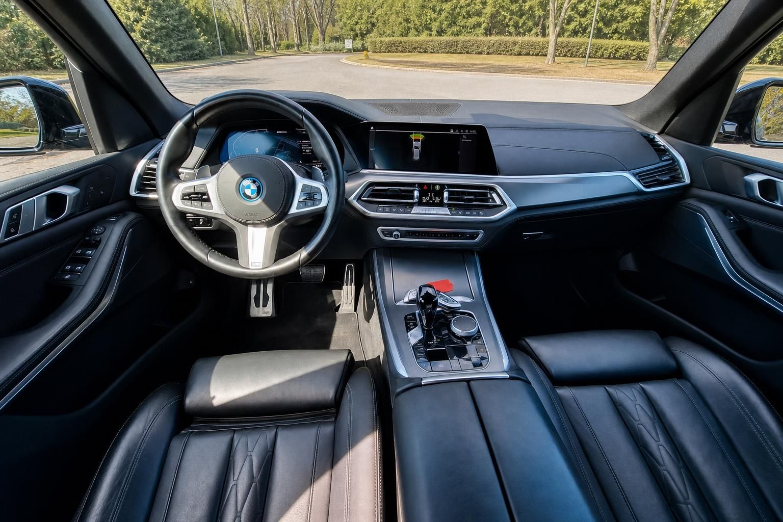 BMW Cockpit mit Lenkrad, Mittelkonsole und Ledersitzen in Schwarz