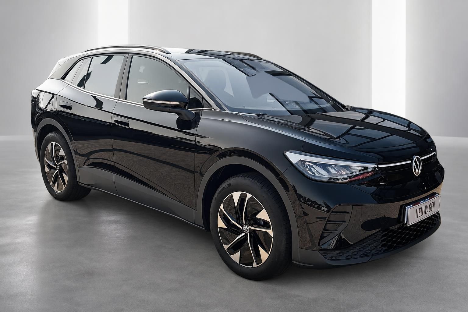 VW ID.4 schwarz Neuwagen Frontansicht Studioaufnahme