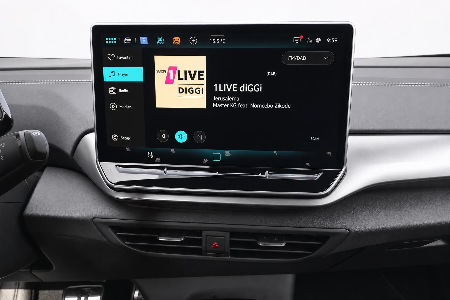 Infotainment-Display eines VW mit Radioanzeige im Cockpit