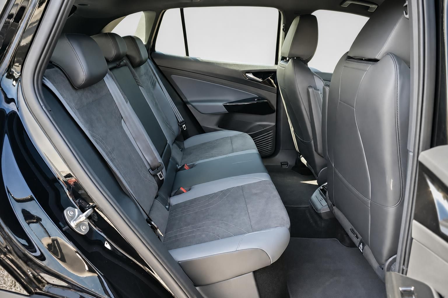 Rücksitze im Innenraum eines VW mit schwarzem Lederbezug