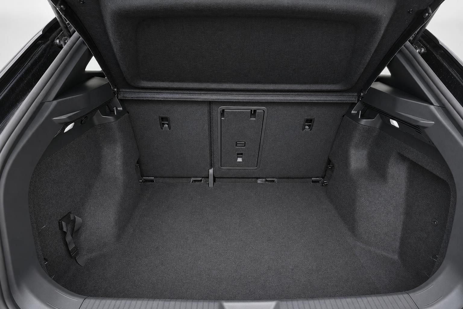 Kofferraum eines VW mit schwarzer Ausstattung und viel Stauraum