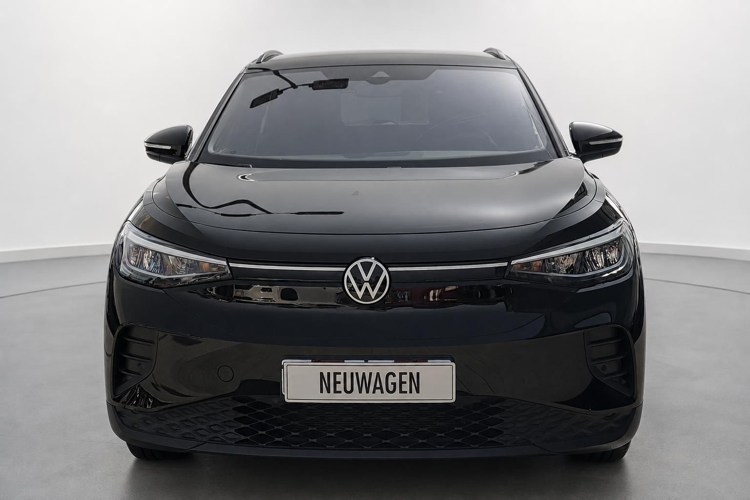 VW ID.4 schwarz Frontansicht Neuwagen im Studio