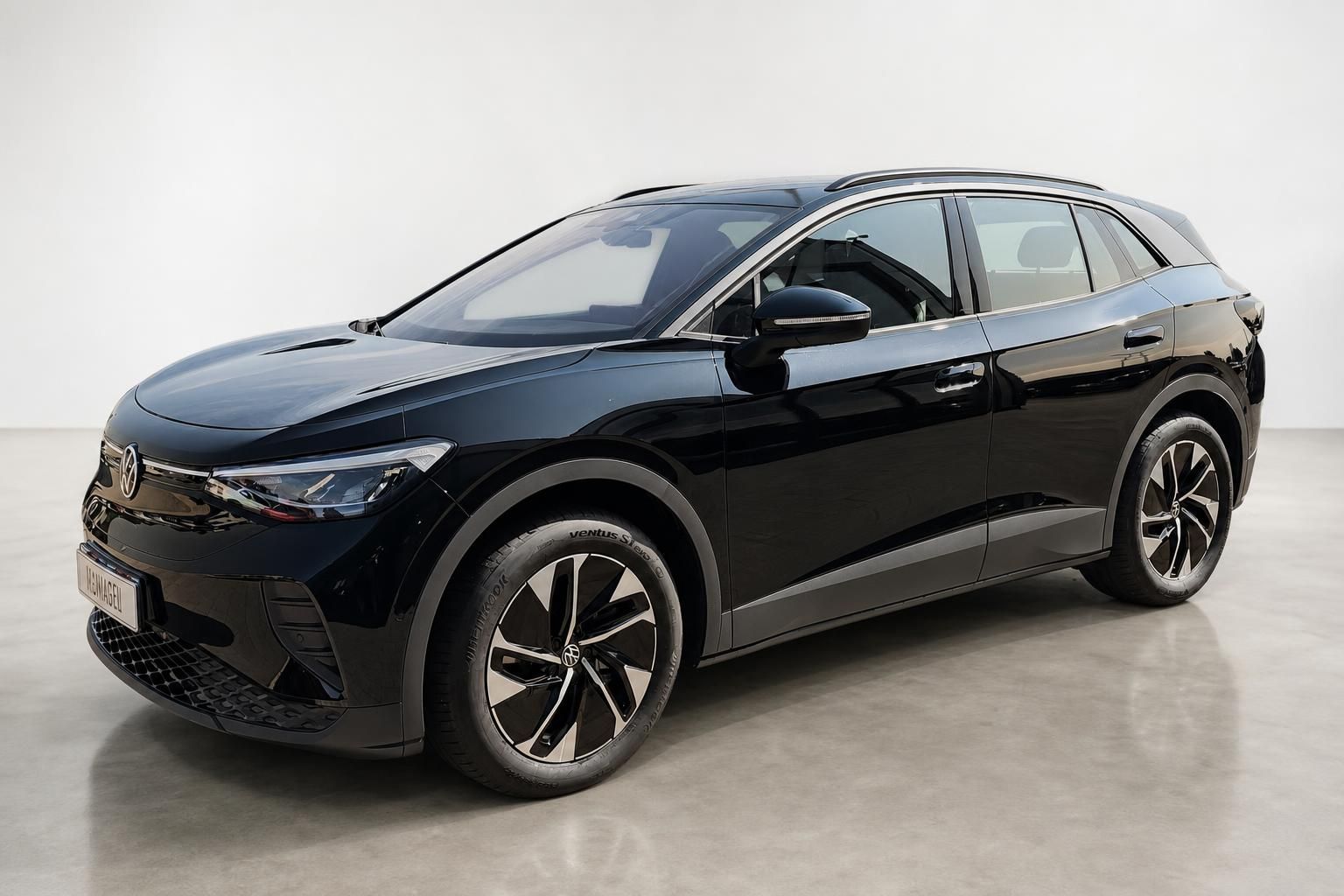 VW ID.4 schwarz Frontansicht seitlich Elektro-SUV