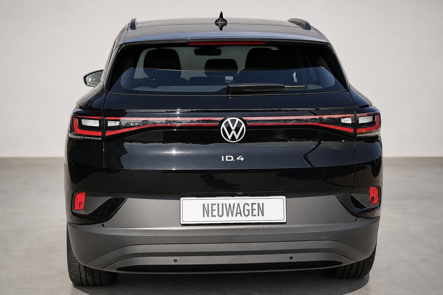 VW ID.4 in Schwarz, Heckansicht im Studio