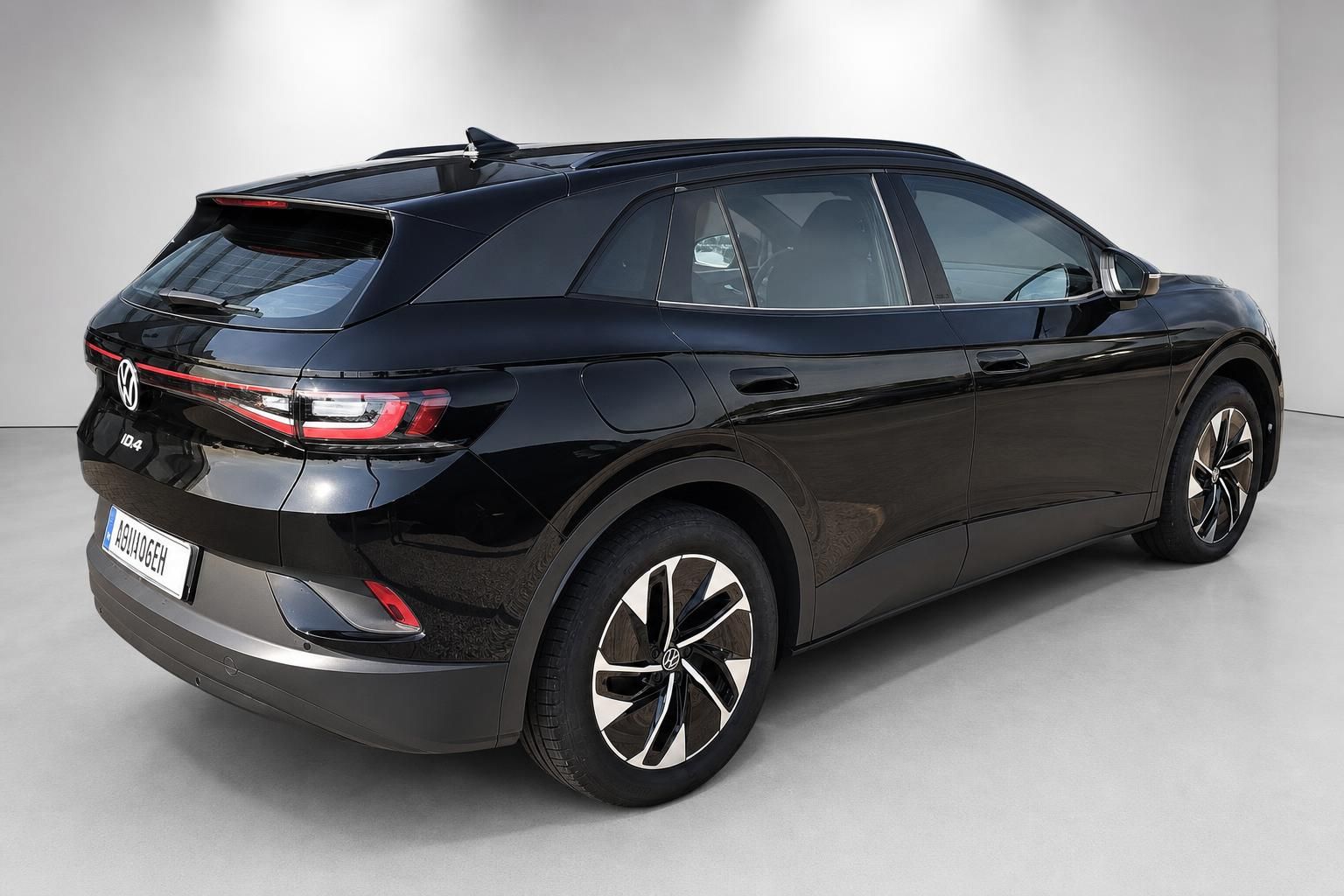 VW ID.4 schwarz, Seiten-Heckansicht mit Alufelgen