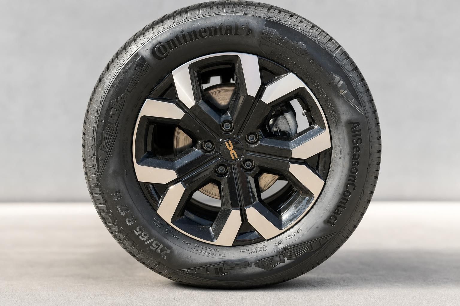Dacia Duster Alufelge mit Continental Reifen Detailansicht