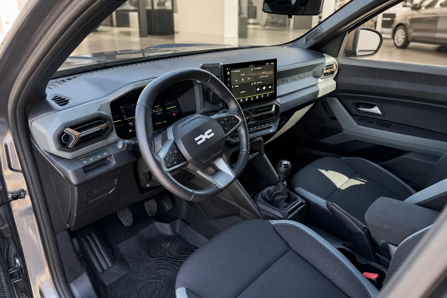 Dacia Duster Fahrerraum mit Armaturenbrett und Schaltung
