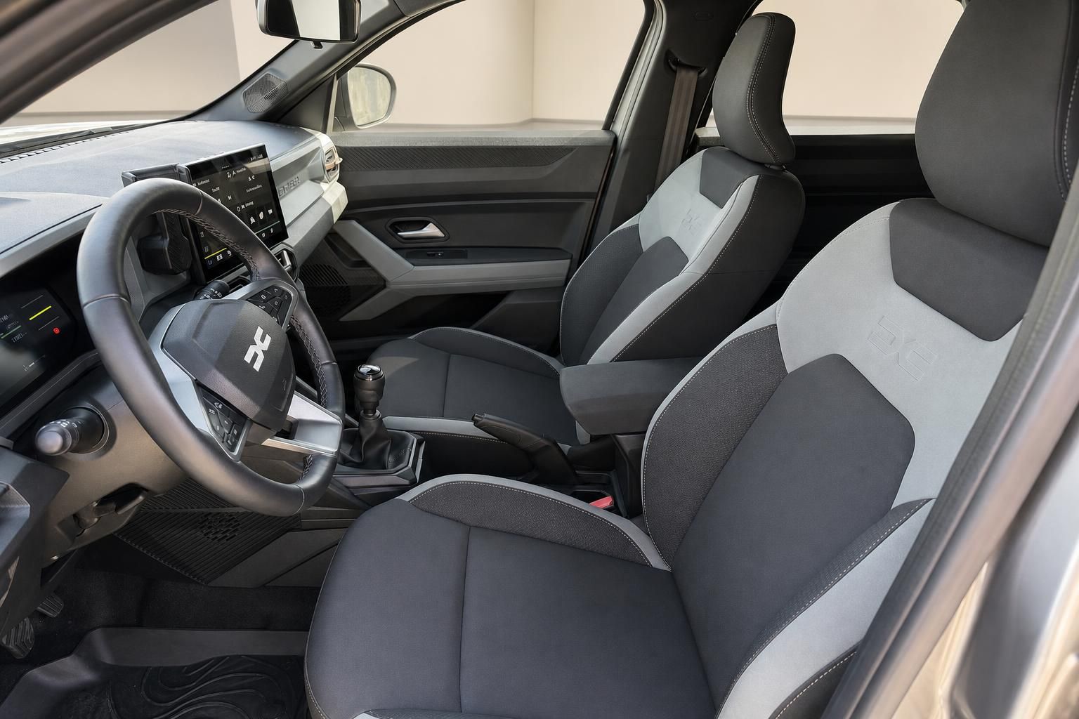Dacia Duster Innenraum mit Vordersitzen und Mittelkonsole
