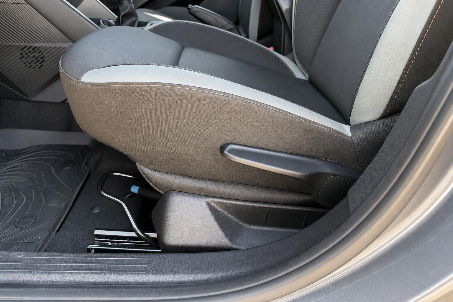 Dacia Duster Vordersitz Detailansicht mit Armlehne