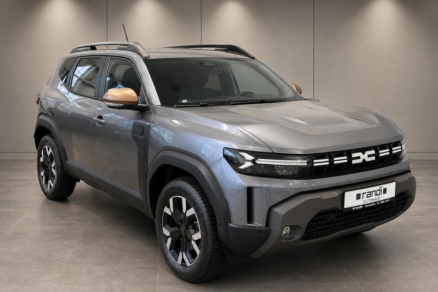 Dacia Duster SUV grau, Frontansicht schraeg von vorne